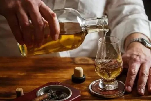 7 Lời Khuyên Để Duy trì Sự Lịch Lãm Khi Uống Whisky Tại Bar Dành Cho Quý Ông