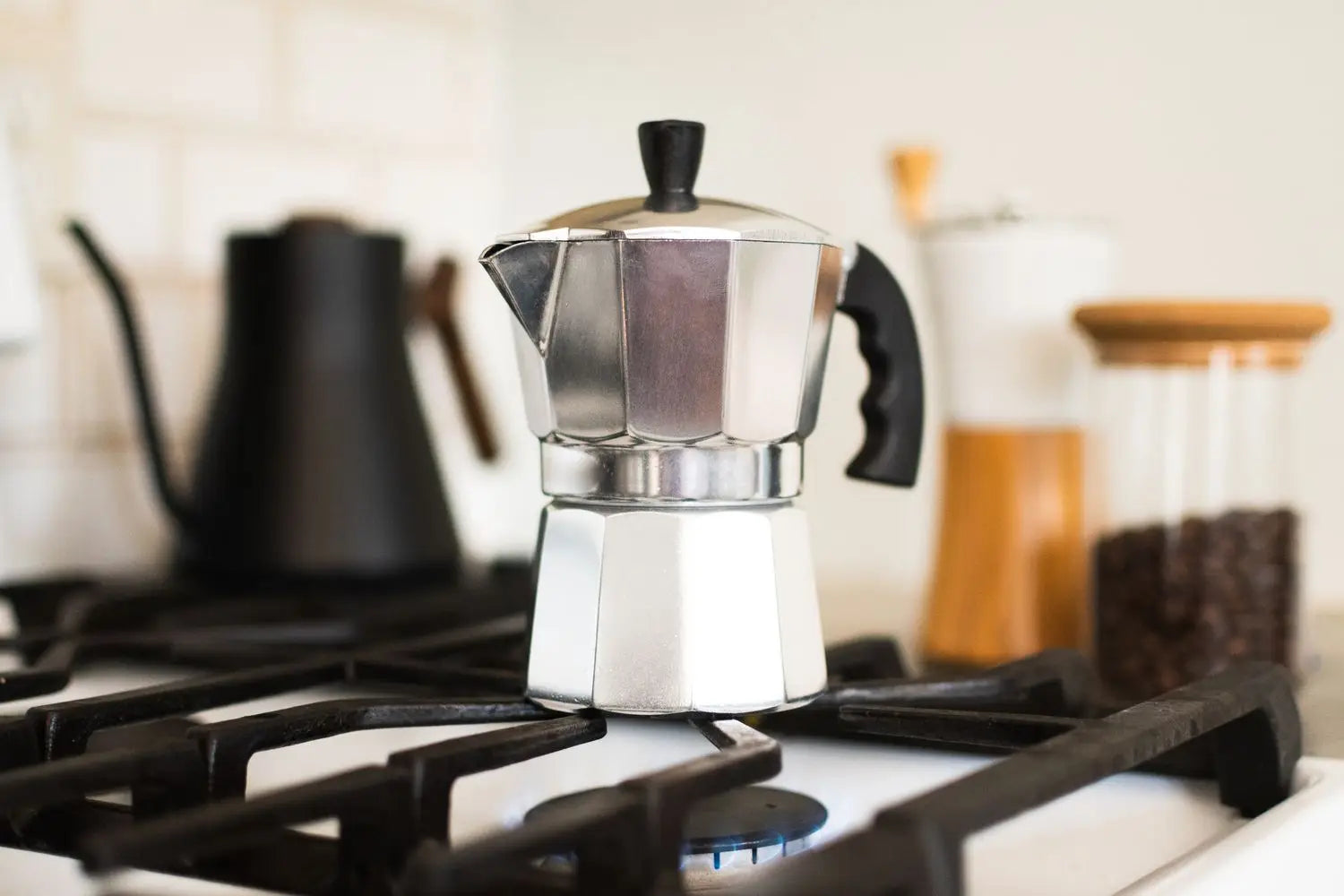 Hành Trình Khám Phá Hương Vị - Pha Tách Cà Phê Hoàn Hảo Với Bình Moka Pot