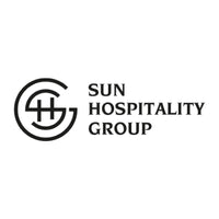 Logo đen cho Sun Hospitality Group với các yếu tố thiết kế hình tròn và văn bản.