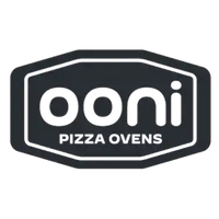 Logo đen trắng cho Ooni Pizza Ovens với thiết kế huy hiệu lục giác.