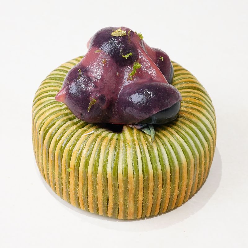 Berriolette · Bánh ngàn lớp tròn sọc xanh lá, mặt trên có các viên tròn màu tím · Round green-striped laminated pastry topped with purple spheres