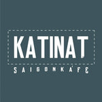 Logo văn bản trắng đọc ‘KATINAT SAIGON KAFE’ trên nền màu xanh ngọc.